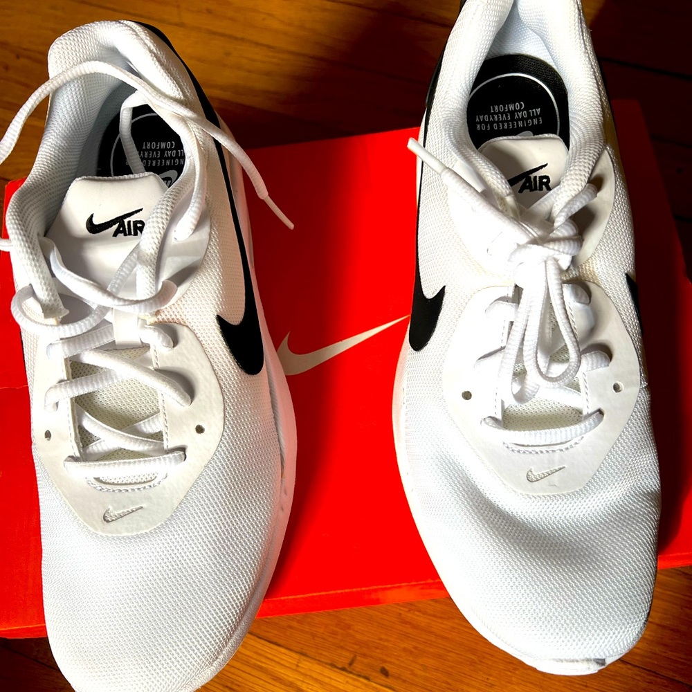 Nike Air Max Oketo women’s sneakers. Brand new never worn